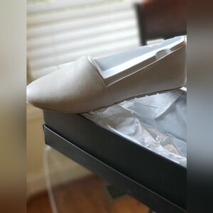 Kenneth Cole Cream Flats & Loafers